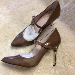 Vince Camuto, pump with ankle-strap, brand new!